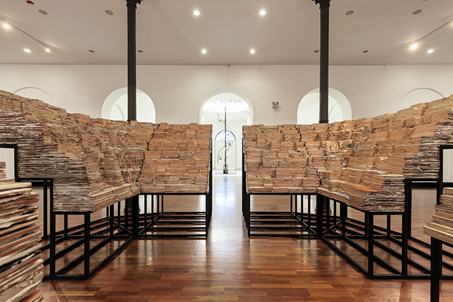 TRIBUNAEstructura de fierro, mayólicas caladas y libros640 X 640 x 240 cm2017Vista de instalación en el Museo de arte de Lima (MALI)