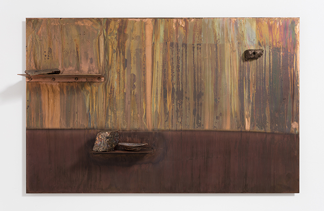 PAISAJE/REPISA AMARILLO (LANDSCAPE/SHELF YELLOW)DetalleAcero chapado en cobre, corteza de árbol calcificada, minerales, cobre plateado y polvo de oro89 X 141 x 18 cm2016