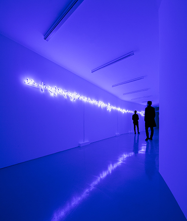 STUDY ON ROTATING BLACK HOLES6500K neón, vidrio soplado azul cobaltoDimensiones variables; 15 metros (mostrado)2016Vista de instalación en el Mart Museum | Galleria Civica di Trento